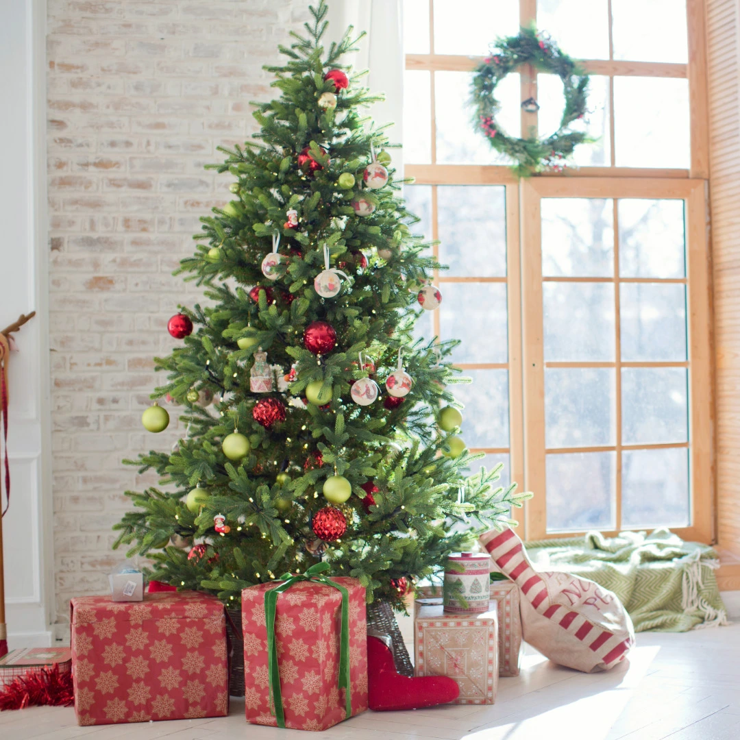 Ein geschmückter Baum mit weihnachtskugeln bzw. Christkugeln Weihnachtsbaum mit Weihnachtskugeln bzw. Weihnachtskugeln